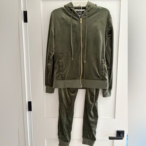 SIZE MEDIUM VALOUR WARM UP.